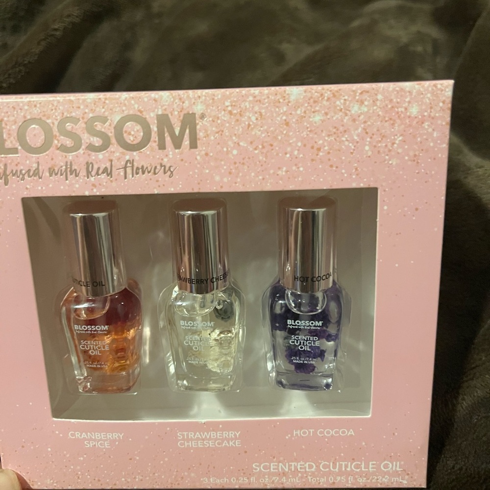 Blossom cuticle oil infused with flower